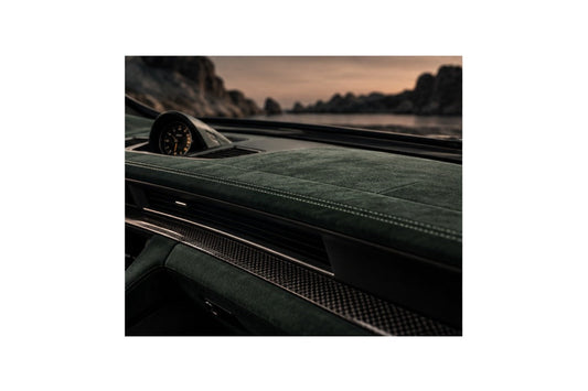 Dashboard afgewerkt in groen Alcantara met carbon
