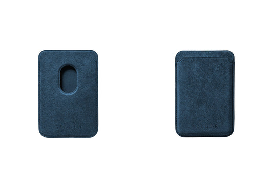Blauwe Alcantara MagSafe pasjeshouder, voor- en achterkant naast elkaar