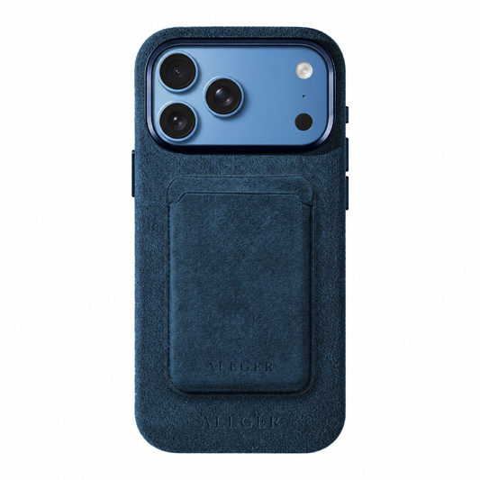 Allgèr set blauw voor iPhone 18 Pro en Pro Max: Alcantara telefoonhoesje + MagSafe wallet — achterkant met de MagSafe wallet erop
