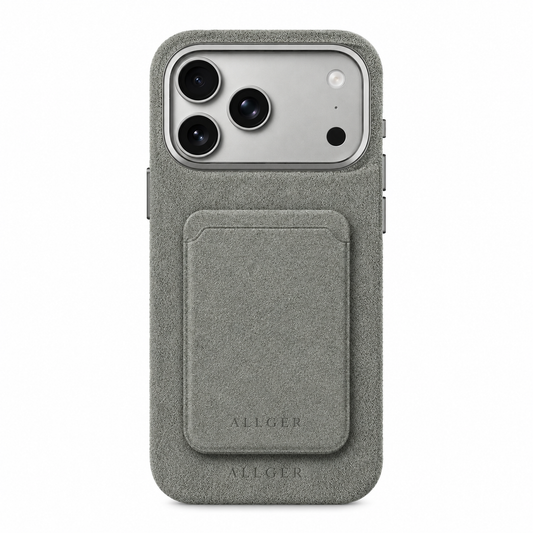 Allgèr set lichtgrijs voor iPhone 18 Pro en Pro Max: Alcantara telefoonhoesje + MagSafe wallet — achterkant met de MagSafe wallet erop