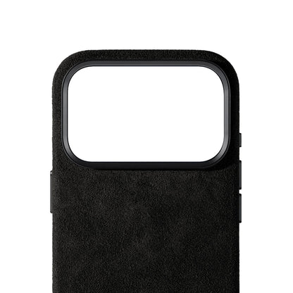 Allgèr Alcantara telefoonhoesje iPhone 17 Pro zwart — detail van het Alcantara bij de camera