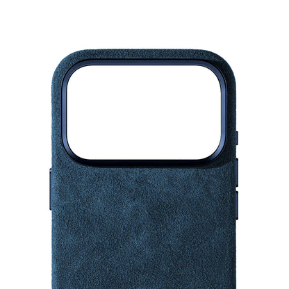 Allgèr Alcantara telefoonhoesje iPhone 17 Pro blauw — detail van het Alcantara bij de camera