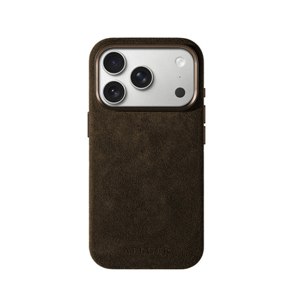 Allgèr Alcantara telefoonhoesje iPhone 18 Pro bruin — achterkant op de iPhone