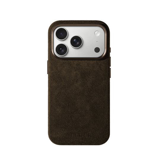 Allgèr Alcantara telefoonhoesje iPhone 18 Pro bruin — achterkant op de iPhone