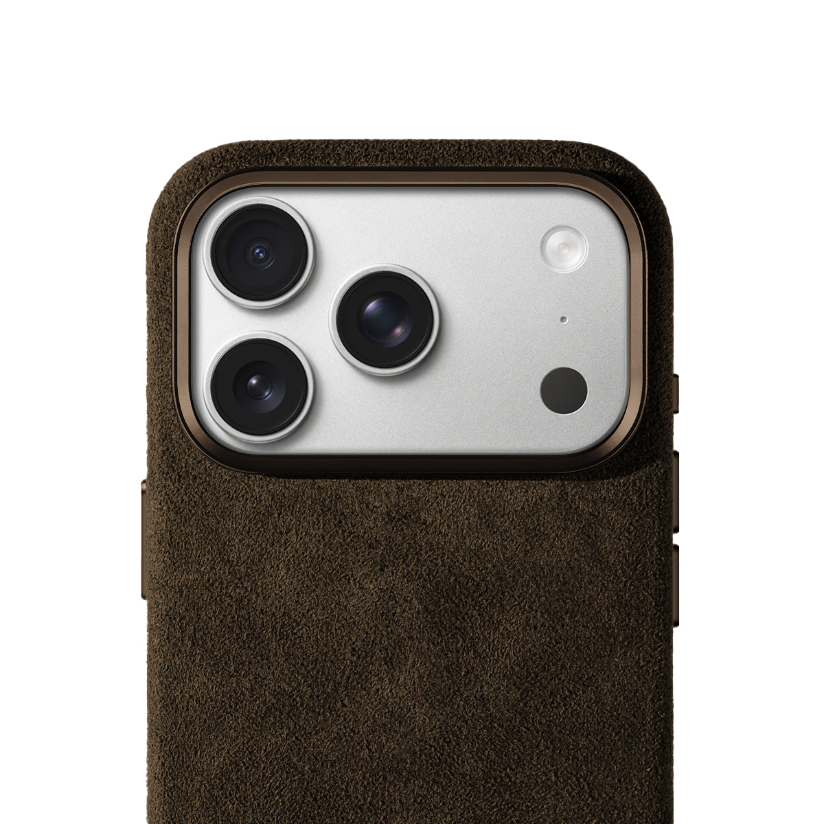 Allgèr Alcantara telefoonhoesje iPhone 18 Pro bruin — close-up van de camera-uitsparing
