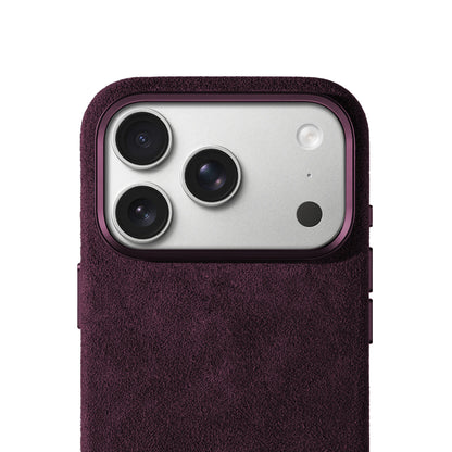 Allgèr Alcantara telefoonhoesje burgundy voor iPhone 17 Pro en Pro Max — close-up van de camera-uitsparing