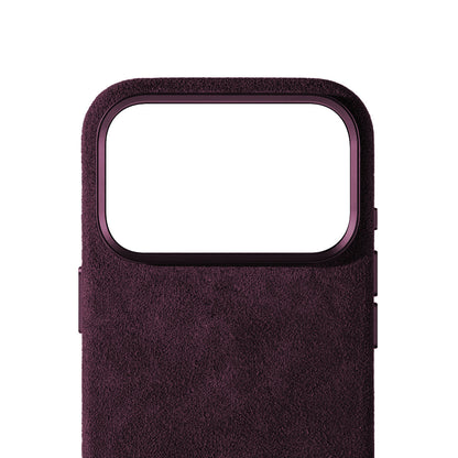 Allgèr Alcantara telefoonhoesje iPhone 18 Pro burgundy — detail van het Alcantara bij de camera