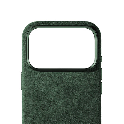 Allgèr Alcantara telefoonhoesje iPhone 17 Pro groen — detail van het Alcantara bij de camera
