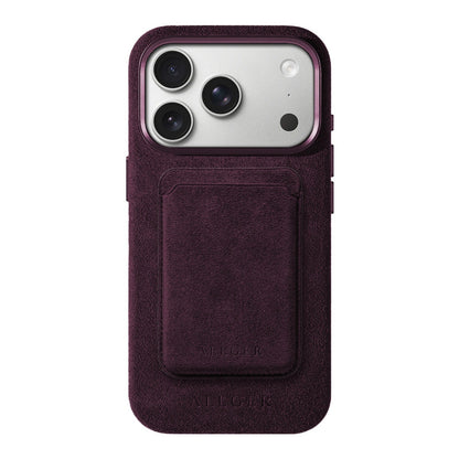Allgèr Set Burgundy für iPhone 17 Pro und Pro Max: Alcantara Handyhülle + MagSafe Wallet — Rückseite mit aufgesetzter MagSafe Wallet