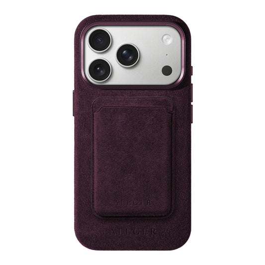Allgèr set burgundy voor iPhone 17 Pro en Pro Max: Alcantara telefoonhoesje + MagSafe wallet — achterkant met de MagSafe wallet erop