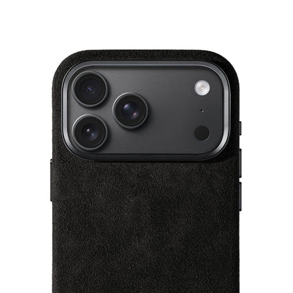Allgèr set iPhone 18 Pro Max zwart: Alcantara telefoonhoesje + MagSafe wallet — close-up van de camera-uitsparing