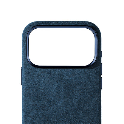 Allgèr Alcantara telefoonhoesje iPhone 18 Pro Max blauw — detail van het Alcantara bij de camera