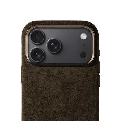 Allgèr set iPhone 18 Pro Max bruin: Alcantara telefoonhoesje + MagSafe wallet — close-up van de camera-uitsparing