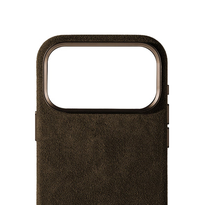 Allgèr Alcantara telefoonhoesje iPhone 18 Pro Max bruin — detail van het Alcantara bij de camera