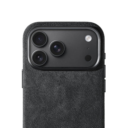 Allgèr Alcantara telefoonhoesje iPhone 18 Pro Max donkergrijs — close-up van de camera-uitsparing