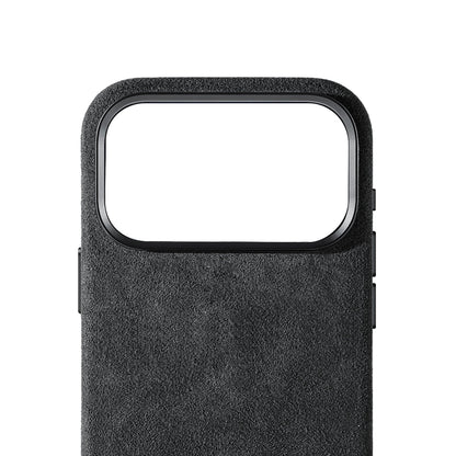 Allgèr Alcantara telefoonhoesje iPhone 18 Pro Max donkergrijs — detail van het Alcantara bij de camera