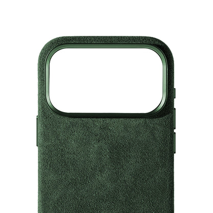 Allgèr Alcantara telefoonhoesje iPhone 18 Pro Max groen — detail van het Alcantara bij de camera