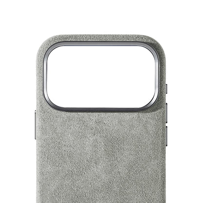 Allgèr Alcantara telefoonhoesje iPhone 18 Pro Max lichtgrijs — detail van het Alcantara bij de camera