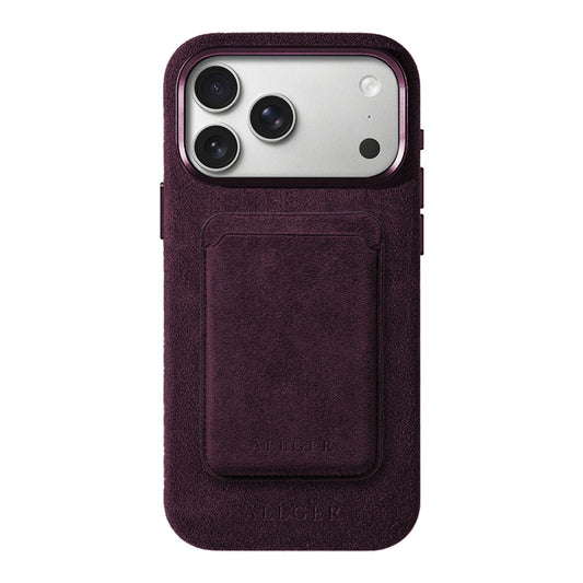 Allgèr set burgundy voor iPhone 17 Pro en Pro Max: Alcantara telefoonhoesje + MagSafe wallet — achterkant met de MagSafe wallet erop