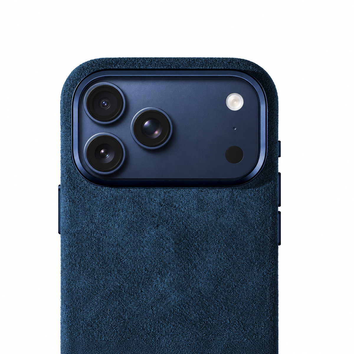 Blauw Alcantara telefoonhoesje Allgèr voor iPhone 17 Pro en 17 Pro Max — close-up van de camera-uitsparing en het Alcantara