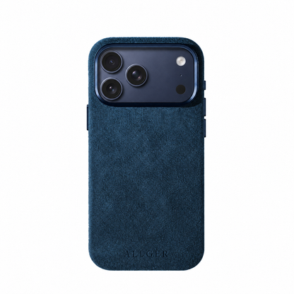 Blauw Alcantara telefoonhoesje Allgèr voor iPhone 17 Pro en 17 Pro Max — achterkant met camera-uitsparing en logo