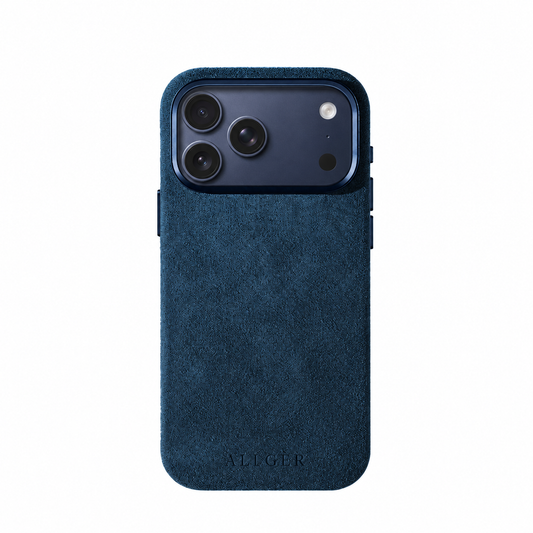Blauw Alcantara telefoonhoesje Allgèr voor iPhone 17 Pro en 17 Pro Max — achterkant met camera-uitsparing en logo