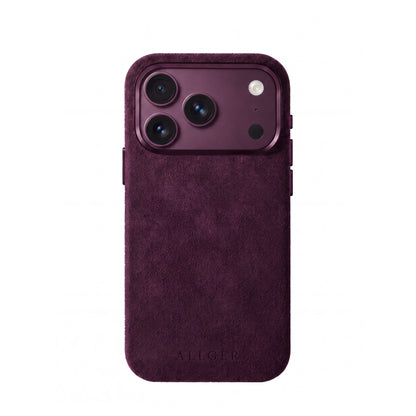 Allgèr Alcantara telefoonhoesje burgundy voor iPhone 18 Pro — achterkant van het hoesje met camera-uitsparing