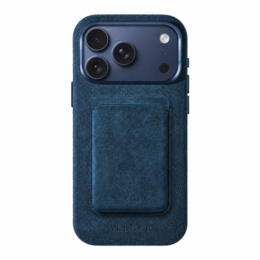 Blauw Alcantara telefoonhoesje met MagSafe pasjeshouder Allgèr voor iPhone 17 Pro en 17 Pro Max — achterkant met blauwe camera-uitsparing en logo