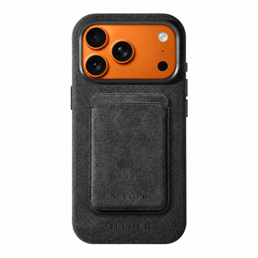 Donkergrijs Alcantara telefoonhoesje met MagSafe pasjeshouder Allgèr voor iPhone 17 Pro en 17 Pro Max — achterkant met oranje camera-uitsparing en logo