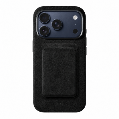 Zwart Alcantara telefoonhoesje met MagSafe pasjeshouder Allgèr voor iPhone 17 Pro en 17 Pro Max — achterkant met blauwe camera-uitsparing en logo
