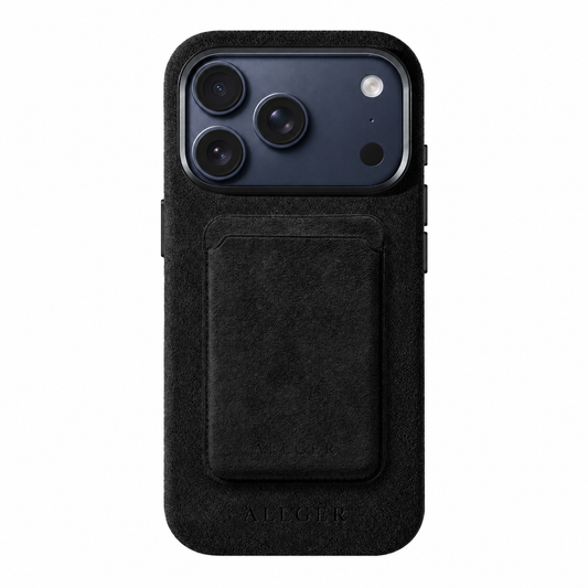 Zwart Alcantara telefoonhoesje met MagSafe pasjeshouder Allgèr voor iPhone 17 Pro en 17 Pro Max — achterkant met blauwe camera-uitsparing en logo