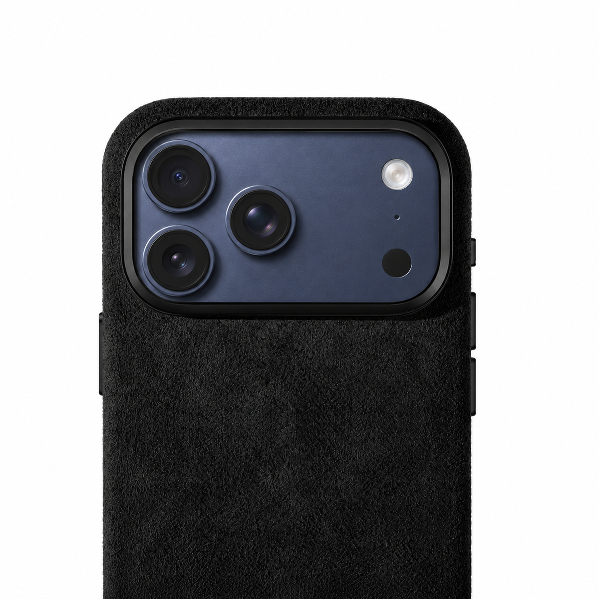 Zwart Alcantara telefoonhoesje Allgèr voor iPhone 17 Pro en 17 Pro Max — close-up van de camera-uitsparing en het Alcantara