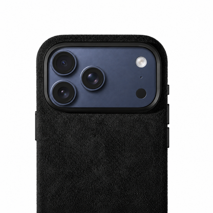 Zwart Alcantara telefoonhoesje Allgèr voor iPhone 17 Pro en 17 Pro Max — close-up van de camera-uitsparing en het Alcantara