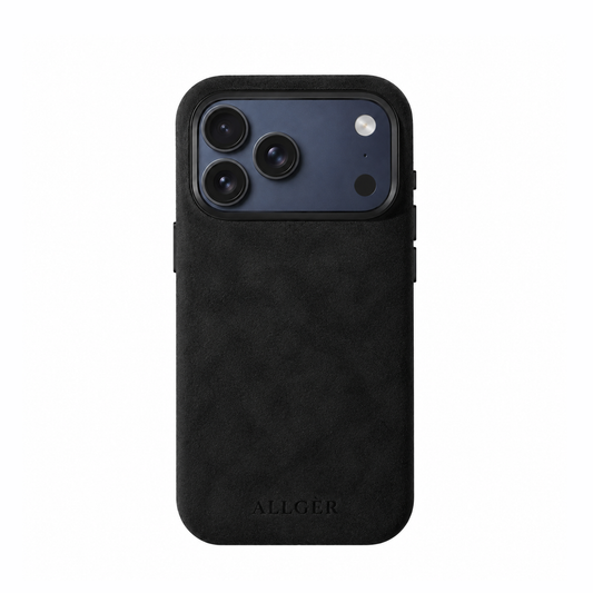 Zwart Alcantara telefoonhoesje Allgèr voor iPhone 17 Pro en 17 Pro Max — achterkant met camera-uitsparing en logo