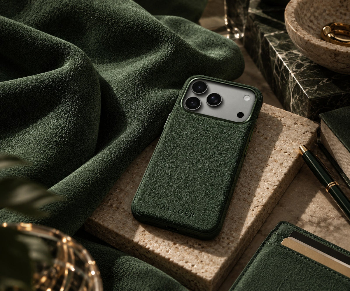 Groen Alcantara telefoonhoesje van Allgèr op een stenen blok met groen Alcantara-stof en een kaartenhouder