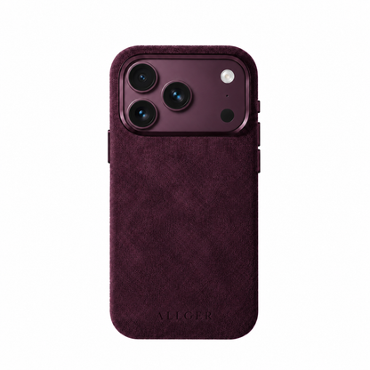 Allgèr Alcantara telefoonhoesje burgundy voor iPhone 18 Pro en Pro Max — achterkant van het hoesje met camera-uitsparing